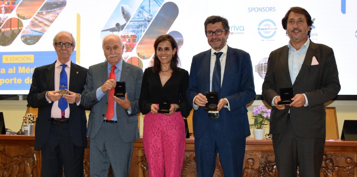 Foto de familia de los galardonados en la II edición de las medallas al Mérito en el Transporte de la AET. Foto B.C.