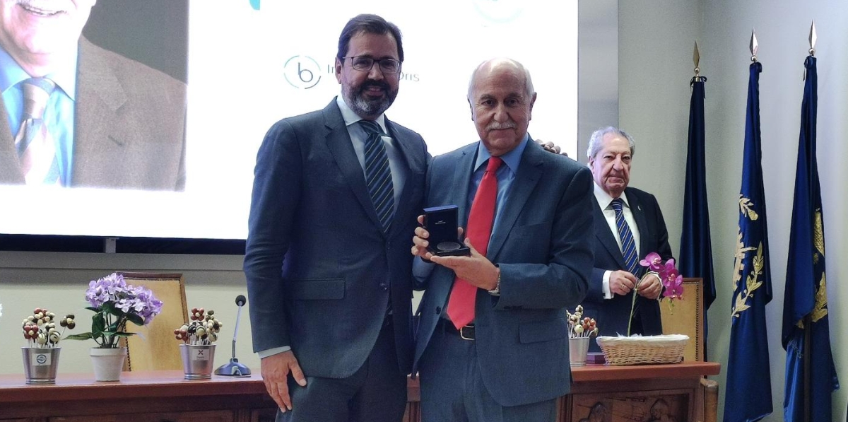 Manuel Panadero recibió la medalla de la AET de manos de Javier Gándara, presidente de ALA. Foto B.C.