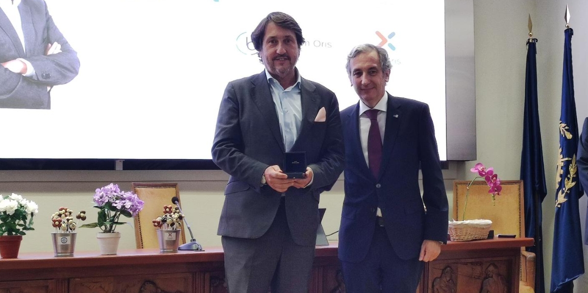 Francisco Iglesias recogió la medalla al Mérito del Transporte de la AET en nombre de Alsa. Foto B.C.