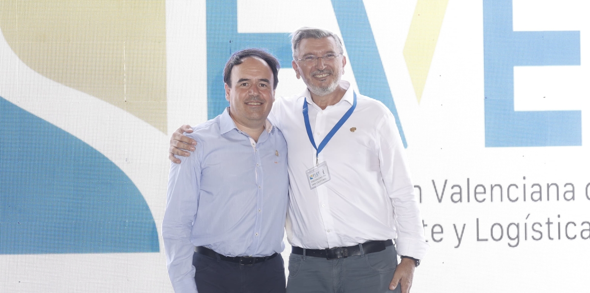 Juanfran Pérez Llorca, presidente de la Generalitat Valenciana, recibió la Insignia de la FVET. En la imagen, el jefe del Consell junto a Carlos Prades, presidente de la FVET.