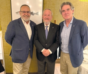 En la imagen, Julio Carrasco, presidente de ASECOB, flanqueado por Julio Fernández, secretario-director saliente, y Albert Oñate, secretario-director entrante.