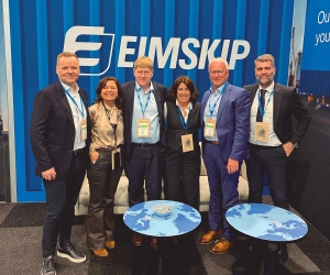 Eva Ortiz, Managing Director de Eimskip Logistics Spain (tercera por la derecha), en el stand de Eimskip en Seafood Expo.