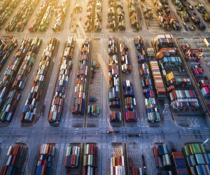 La OMC prevé una desaceleración del comercio mundial el próximo año como consecuencia del mantenimiento de las políticas arancelarias.