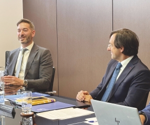 Luis Fernando Sánchez Villena, nuevo director de la APA (a la izquierda de la imagen), junto al presidente del Puerto de Alicante, Luis Rodríguez, en un momento del Consejo de Administración de la AP de Alicante de hoy.