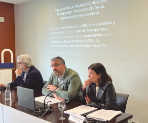 El informe “El tráfico de mercancías en Navarra. Análisis de la transferencia del transporte por carretera al ferroviario” fue presentado por la directora general de Transportes y Movilidad Sostenible del Gobierno de Navarra, Berta Miranda, y el director gerente de la Oficina de Análisis y Prospectiva, Rubén Auza.