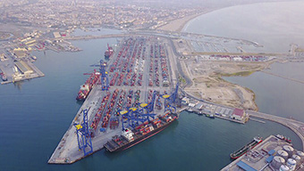 APMT Valencia inicia el traslado de sus gr&uacute;as Malaccamax al muelle de Levante