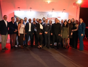 Alejandro Roig (en el centro de la imagen), junto al equipo profesional de Slot Charter Group. Foto R. T.