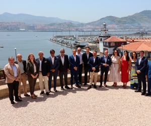 El presidente de ACBE, Juan De Castro (8º dcha.), y el presidente de la AP de Bilbao, Iván Jiménez (7º dcha.), con miembros de la Junta Directiva y ex-presidentes de ACBE. Foto J.P.