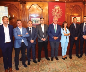 De izquierda a derecha. Jorge Rodríguez, secretario técnico de ATEIA Bizkaia; Gonzalo Bernas, vocal (Noatum Logistics Spain); Aitor Artaza, tesorero (Eynorte); Lander Iturrioz, vocal (FR Meuer’s Sohn Bilbao); Víctor Martín, presidente (Decoexsa); Isabel Leza, vocal (Matransa); Álex Hormaechea, vocal (Ertransit); Íñigo Arce, vicepresidente (Operinter Traimer). Foto J.P.