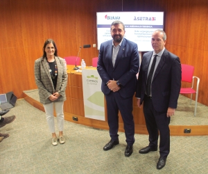 Sonia García, presidenta de Asetrabi; Carlos Alzaga, diputado foral de Infraestructuras y Desarrollo Territorial de la Diputación Foral de Bizkaia; y Jon Larrea, director general de Innovación y Gestión Viaria del Departamento de Infraestructuras y Desarrollo Territorial de la Diputación Foral de Bizkaia. Foto J.P.