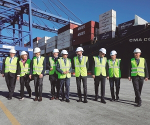Recorrido del secretario general de Transportes Aéreo y Marítimo, Benito Núñez, y el presidente de Puertos del Estado, Gustavo Santana, por TTI Algeciras junto al presidente de la APBA, Gerardo Landaluce, y el resto de representantes portuarios y empresariales.