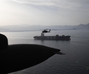 Un buque de MSC navega por el Estrecho de Ormuz vigilado por unidades aéreas de Estados Unidos.