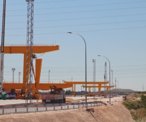 Montaje de las grúas en la nueva Terminal Oeste del Centro Logístico de Vicálvaro. Foto M.J.