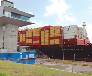 El “MSC Bianca Silvia”, construido en 2023, con 15.500 TEUs de capacidad, 366 metros de eslora y 51 de manga en su tránsito hacia el Atlántico por las esclusas de Agua Clara de la ampliación del Canal de Panamá inaugurada en 2016. Foto J.P.