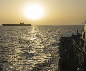 Dos buques de la Armada de Estados Unidos en el Estrecho de Ormuz.
