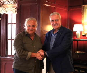Enric Ticó dando el relevo a la presidencia de FETEIA-OLTRA a Victor Martín . Foto: J. M.
