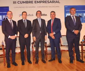 De izquierda a derecha, Gerardo Yagüe, de Deloitte; Ricardo Climent, director general Financiero de Baleària; Francisco Aranda, presidente de UNO; Carlos Bertomeu, presidente de Iryo y Air Nostrum; y Carlos Prades, director de Grupo Torres. Foto M.J.