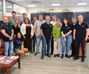 Francisco Quesada (sexto por la derecha), director de Operaciones; y Cristian Cabestany (séptimo por la derecha), director Financiero de Cemesa, junto a parte del equipo de la compañía en sus oficinas de Barcelona. Foto M.V.