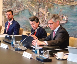 Aurelio Acedo, director de la APV; Mar Chao, presidenta de Valenciaport; y Jorge Herrero, secretario general de la APV, durante el Consejo de Administración celebrado ayer. Foto R. T.