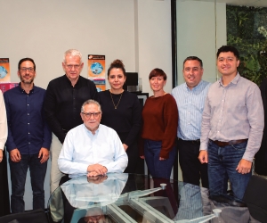 Joan Balastegui (sentado), junto al resto del equipo de Blinter Cargo.
