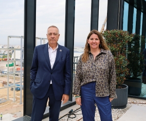 Pere Navarro, delegado especial del Estado en el CZFB, y Blanca Sorigué, directora general del CZFB, con las obras de la segunda fase del DFactory detrás. Foto J.M.