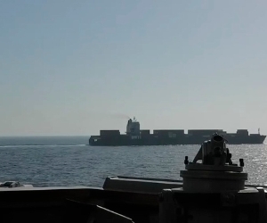 Fuerzas estadounidenses bloquean a un buque mercante con bandera iraní en el Mar de Arabia. Foto U.S. Navy.