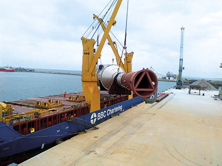 Portsur Castell&oacute;n descarga una torre de vac&iacute;o de casi 700 toneladas para la refiner&iacute;a de BP