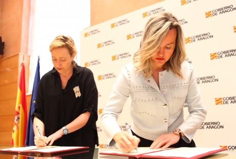 Las presidentas de Arag&oacute;n Plataforma Log&iacute;stica y Zaragoza Logistics Center y consejeras de Econom&iacute;a, Industria y Empleo, e Innovaci&oacute;n, Industria y Universidad, Marta Gast&oacute;n y Pilar Alegr&iacute;a, en la firma del convenio.