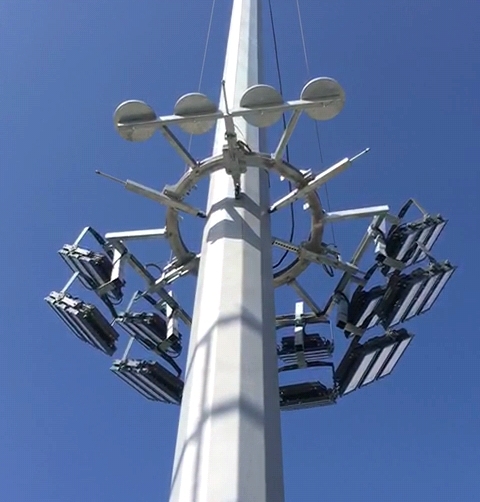 El Puerto de Almer&iacute;a instala tres torres de iluminaci&oacute;n que reducen un 50% el consumo de energ&iacute;a