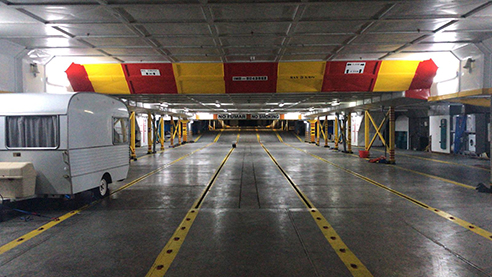 Bale&agrave;ria descarga los coches del interior del buque encallado en el Puerto de D&eacute;nia