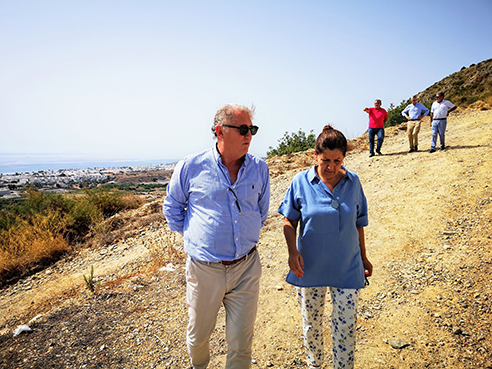 Jes&uacute;s Caicedo, presidente de la Autoridad Portuaria de Almer&iacute;a, y Rosa Mar&iacute;a Cano, alcaldesa de Moj&aacute;car, en su visita a la parcela donde se ubicar&aacute; el nuevo faro.
