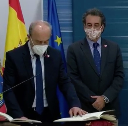 Francisco Javier L&oacute;pez Marcano (izquierda) ha relevado a Francisco Mart&iacute;n (derecha), nombrado presidente de la Autoridad Portuaria de Santander.