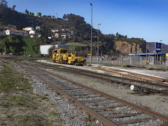 La AP de Gij&oacute;n renueva 338 metros de la v&iacute;a 1 de entrada al Espig&oacute;n 1