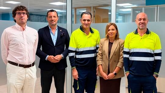 Eloy Alonso, alcalde de Castrillón, ha recorrido las instalaciones de la compañía y ha conocido su actividad, su contribución al empleo y al tejido industrial de la zona y los proyectos previstos para los próximos años.