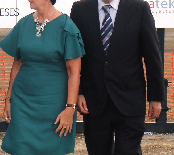 Arantxa Tapia e I&ntilde;aki Arriola durante el acto de inicio de las obras de la planta de Haizea Wind en el Puerto de Bilbao en julio de 2017. Foto J.P.