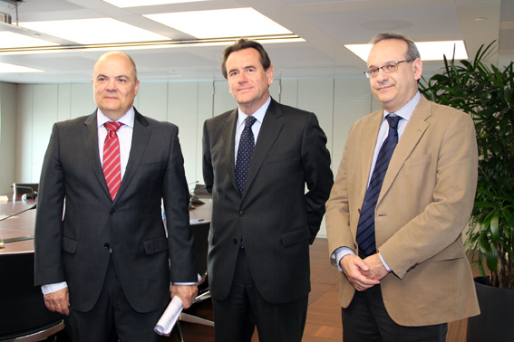 El consejero de Fomento de Navarra, Luis Zarraluqui, visita la terminal BEST en el Puerto de Barcelona