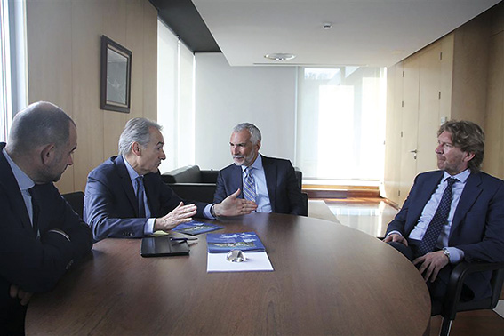 El embajador de Italia en Espa&ntilde;a visita el Puerto de Mar&iacute;n