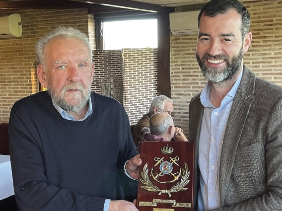 Felipe Cano, excapitán marítimo de Valencia; y Benito Núñez, director general de la Marina Mercante, durante la entrega del obsequio como reconocimiento a su trayectoria profesional.