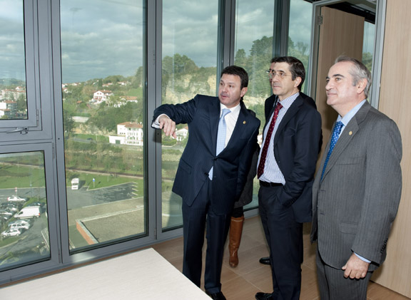 El alcalde de Ir&uacute;n, Jos&eacute; Antonio Santano, muestra la nueva torre de oficinas de Zaisa, inaugurada el 2 de diciembre de 2009 al entonces lehendakari, Patxi L&oacute;pez, y el consejero de Vivienda, Obras P&uacute;blicas y Transportes, I&ntilde;aki Arriola.