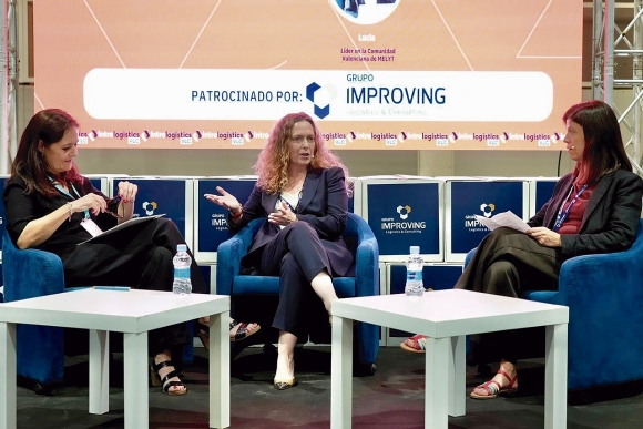 Cristina Portolés, en el centro de la imagen, durante la iniciativa “Un café con...” impulsada por MELYT.