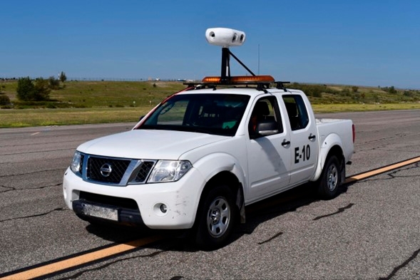 Su tecnología permite detectar en tiempo real objetos extraños y daños en las pistas aeroportuarias, reduciendo el riesgo de incidentes y optimizando significativamente los costes de mantenimiento.