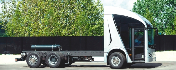 $!La versión de tres ejes está impulsada por un motor eléctrico de 240 kW.