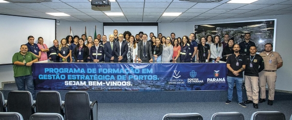 $!Imagen de los 40 alumnos junto a los profesores del curso.