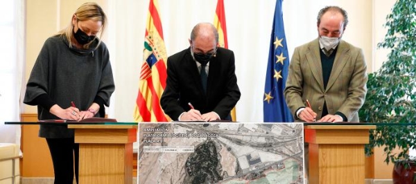 $!La presidenta de Aragón Plataforma Logística (APL), Marta Gastón; El presidente del Gobierno de Aragón, Javier Lambán; y el representante de la empresa CIPSA NORTE, Félix Llorente, ayer durante la firma del convenio.