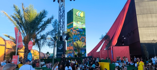 $!Torre de 16 contenedores de 20 pies apilados y trincados. Foto M.J.
