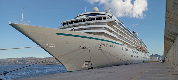$!PortCastelló ha dado hoy la bienvenida a los cerca de 500 cruceristas americanos y 545 tripulantes, que viajan a bordo del buque de lujo “Crystal Simphony”.