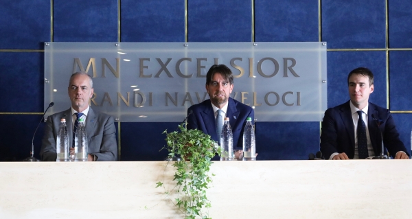 $!Un momento de la rueda de prensa de GNV en la que sus directivos han confirmado los buenos resultados de volúmenes de la compañía tras la temporada de verano. Desde la izquierda, Matteo de Candia, director general de Iberia de GNV; Matteo Catani, CEO de GNV; y Matteo della Valle, director comercial de GNV. Foto L.D.