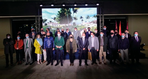 $!Representantes institucionales y empresariales que participan en el proyecto de remodelación de la Plaza Mayor.