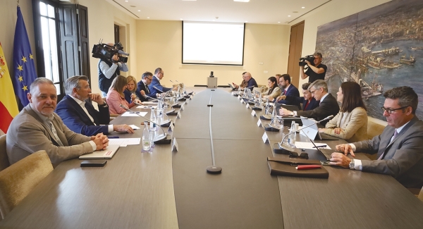 $!Miembros del Consejo de Administración de la APV en su reunión de hoy. Foto R. T.