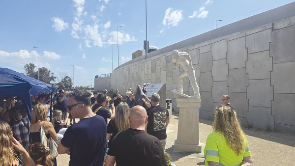$!Decenas de profesionales portuarios, familiares y amigos arroparon con su presencia la inauguración del monumento.